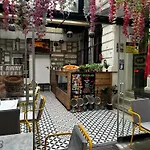 Hutsuite Hotel